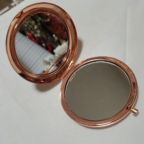 Rose Gold Compact Mirror with Reflective Finish and Hinged Design - Picture 2 of 2